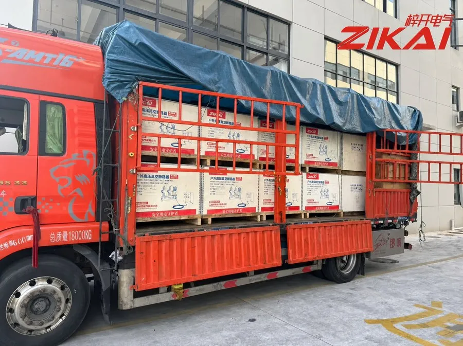 Un camion complet de disjoncteurs à vide montés sur poteau part pour le Guizhou